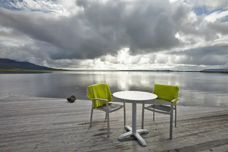 Two chairs next to the lake at the Laugarvatn Fontana